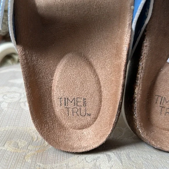 NWT women’s sandals size 7.5 blue & white floral with adjustable buckles - Picture 3 of 9